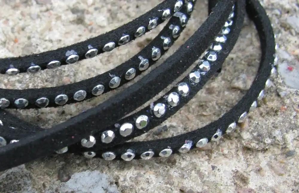 Mockaimitation - Svart med strasstenar, 2,6mm, 1 m - Bild 2