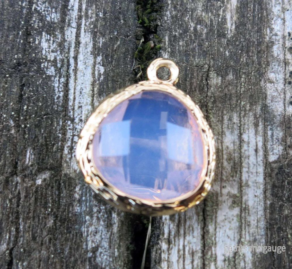 Berlock Facetterad - Triangel Mjölkig Rosa, 13mm 1 styck