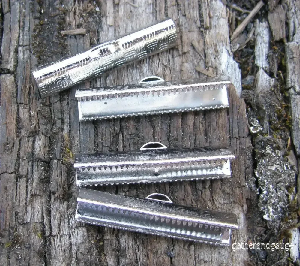 Ändfäste platta band Silverfärgad – Bredare modell, 25 mm, 4-pack Ändfäste platta band Silverfärgad – Bredare modell, 25 mm, 4-pack