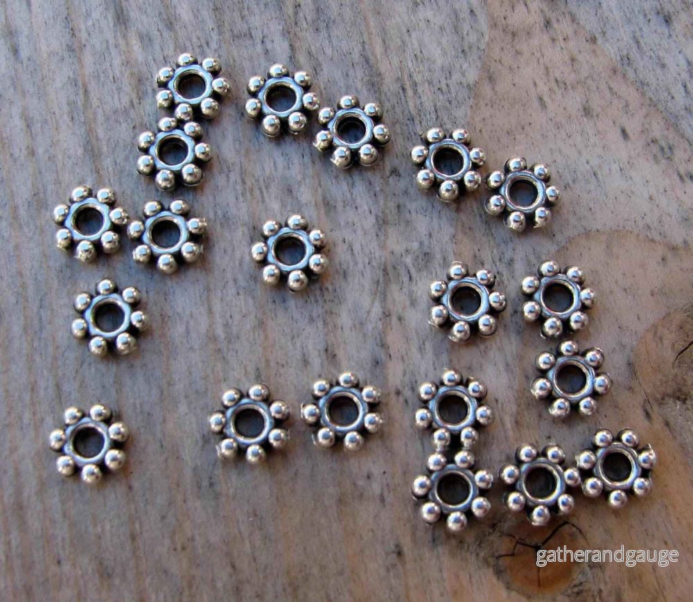Mellandel Silverpläterad – Daisy 4,8mm 20-pack Mellandel Silverpläterad – Daisy 4,8mm 20-pack