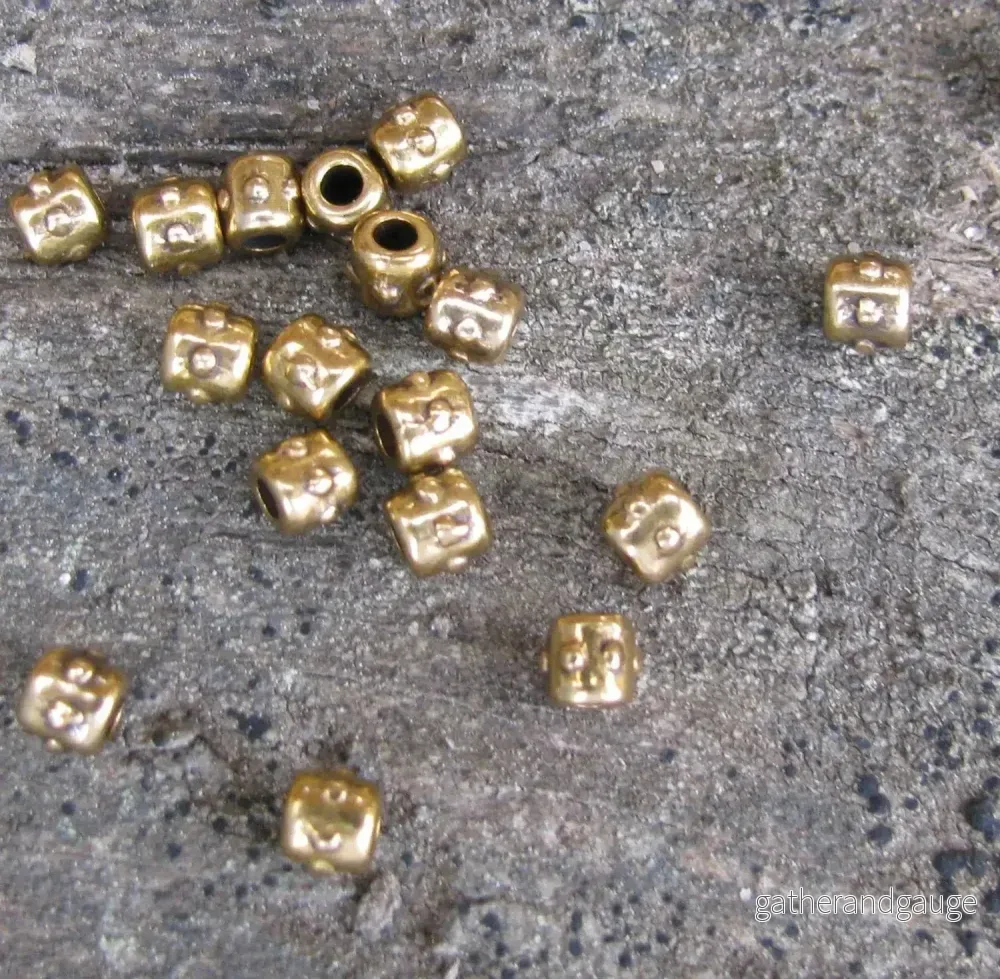 Mellandel Bronsfärgad – Liten cylinder med prickrand, 4x3mm, 20-pack