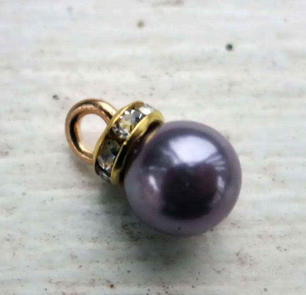 Hänge Akryl – Pärla med strassrondell Grålila 8mm 1 styck Hänge Akryl – Pärla med strassrondell Grålila 8mm 1 styck