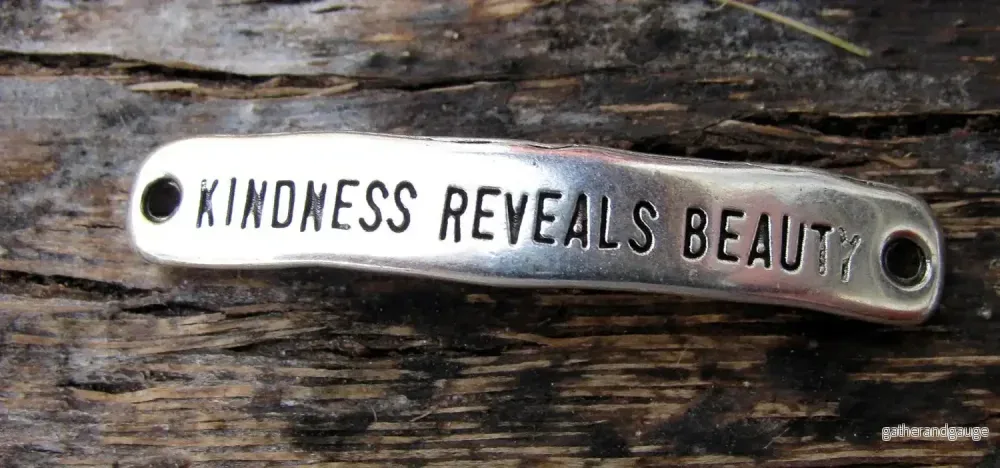 Connector Silverfärgat – Kindness Reveals Beauty 40x7mm, 1 styck Connector Silverfärgat – Kindness Reveals Beauty 40x7mm, 1 styck