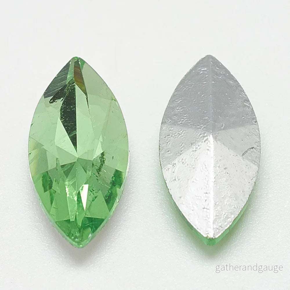 Kinesisk Strass - Navette Peridot 10x5mm 1 styck