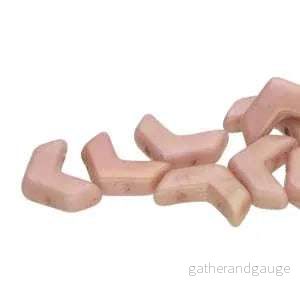 Chevron Duo – Chalk Red Luster 10x4mm, 1 sträng Chevron Duo – Chalk Red Luster 10x4mm, 1 sträng