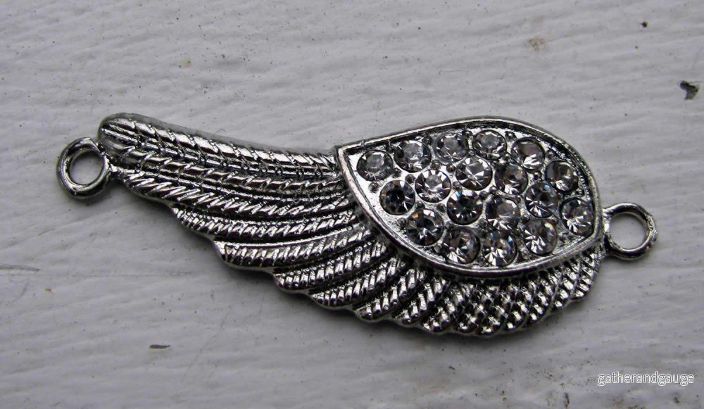 Connector silverfärgad – Vinge med strass 47x17mm 1 styck Connector silverfärgad – Vinge med strass 47x17mm 1 styck