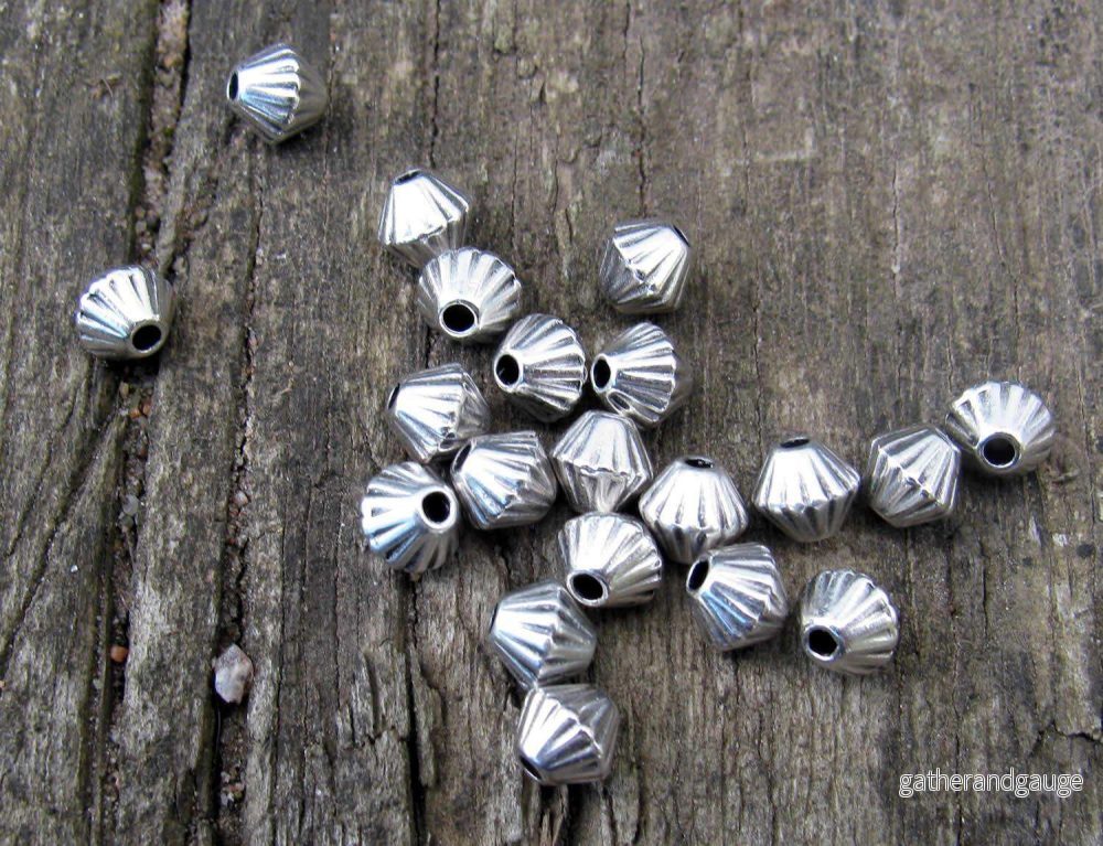 Mellandel Silverfärgad – Liten randig bicone, 4,7×4,3 mm, 20-pack Mellandel Silverfärgad – Liten randig bicone, 4,7×4,3 mm, 20-pack