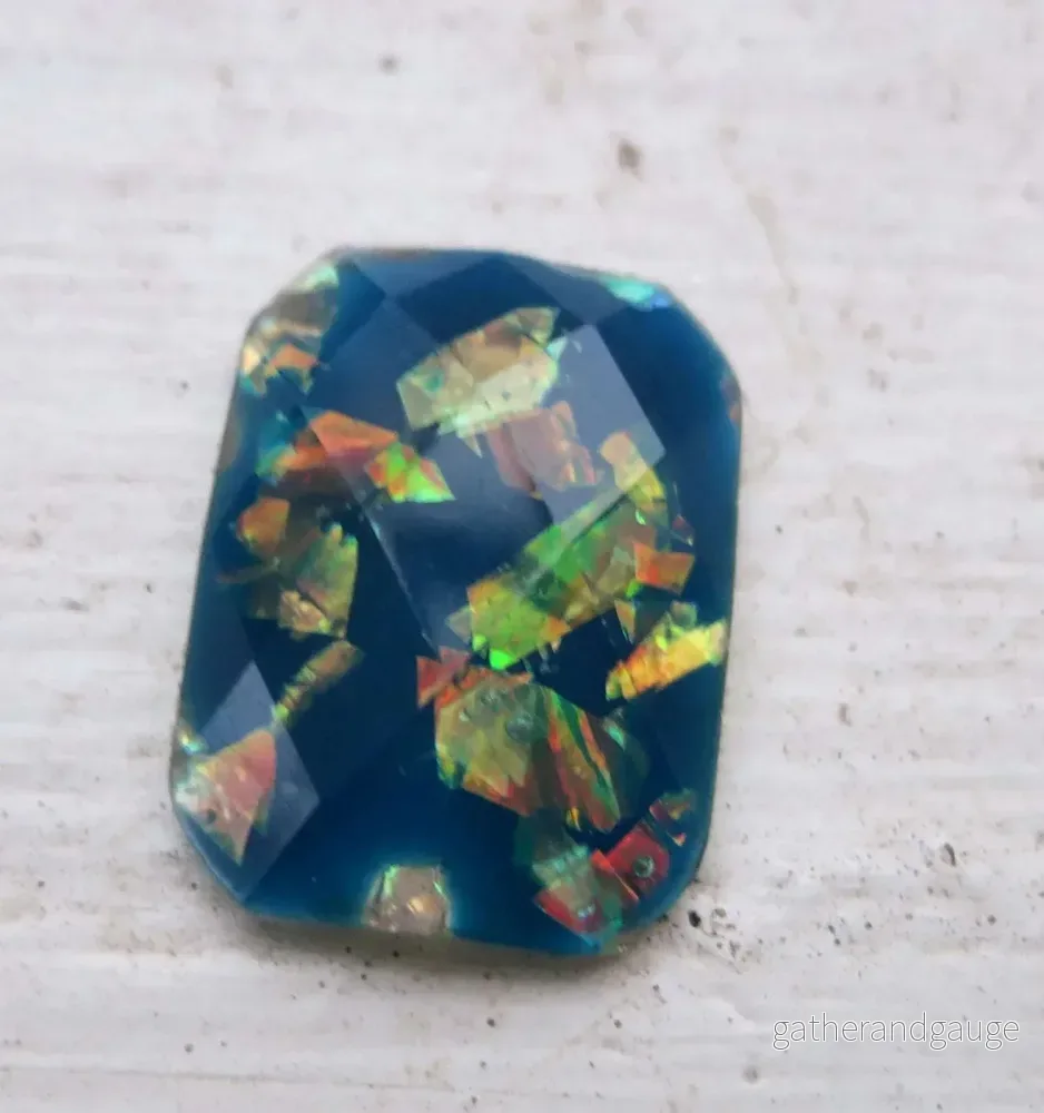 Cabochon av Resin – Facetterad Rektangulär Blå 20x15mm 1 styck Cabochon av Resin – Facetterad Rektangulär Blå 20x15mm 1 styck