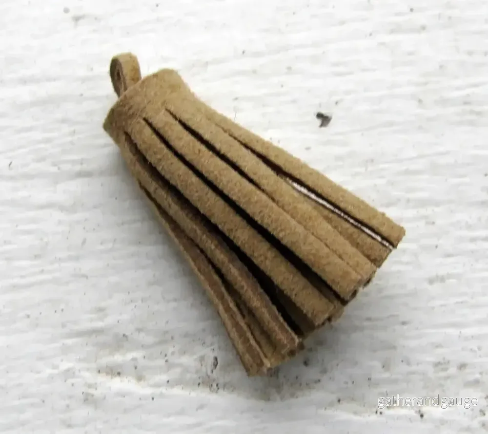 Hänge tassel - Moccaimitation Beige 30mm 1 styck