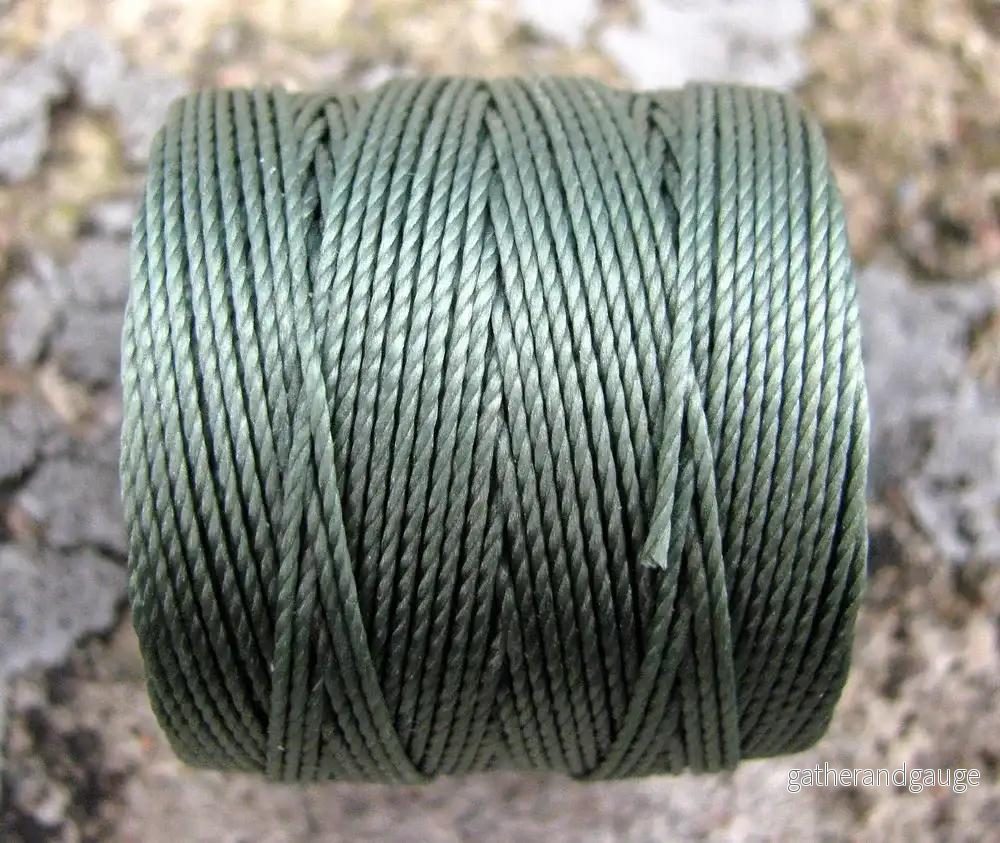 S- Lon Bead cord - Celery Green, 1 Rulle - Bild 2