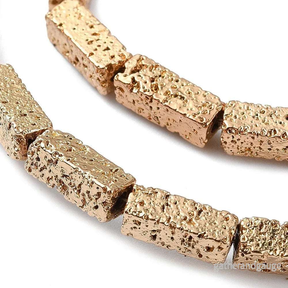 Lavasten Rektangel – Ljus guldfärgad 9x3mm 1 sträng Lavasten Rektangel – Ljus guldfärgad 9x3mm 1 sträng