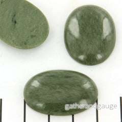 Cabochon Green Quartz – Oval 30x22mm 1 styck Cabochon Green Quartz – Oval 30x22mm 1 styck