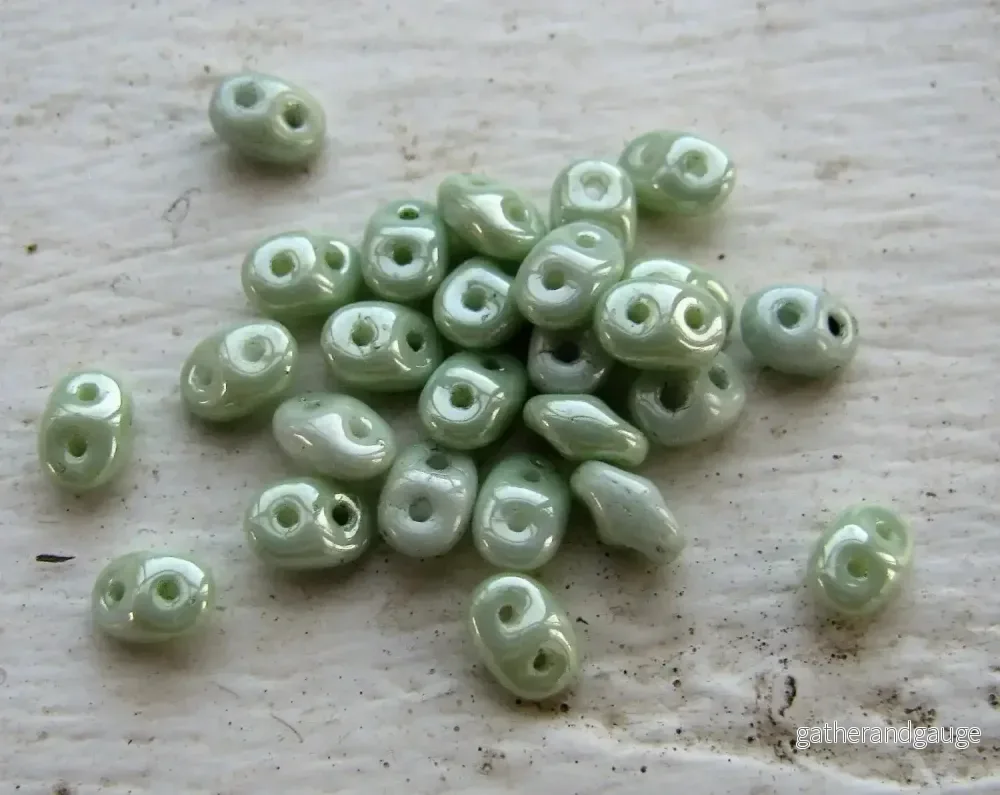 SuperDuo - Opaque Light Green Ceramic Look, 10 gram - Bild 2