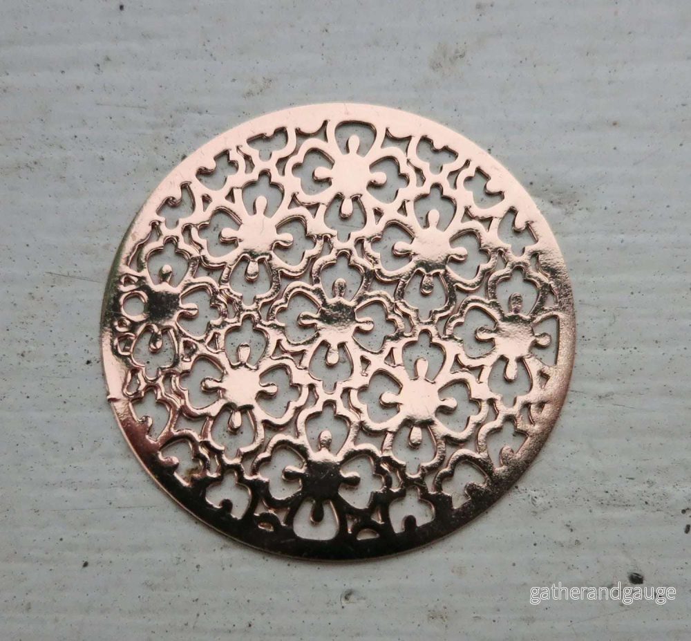 Connector / Hänge Roséguldfärgad – Mandala med blommor 30mm 1 styck Connector / Hänge Roséguldfärgad – Mandala med blommor 30mm 1 styck
