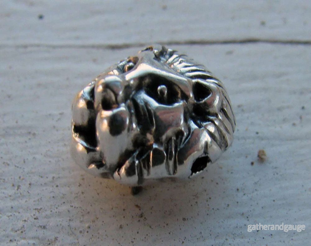 Mellandel Silverfärgad – Lejonhuvud 12mm 1 styck