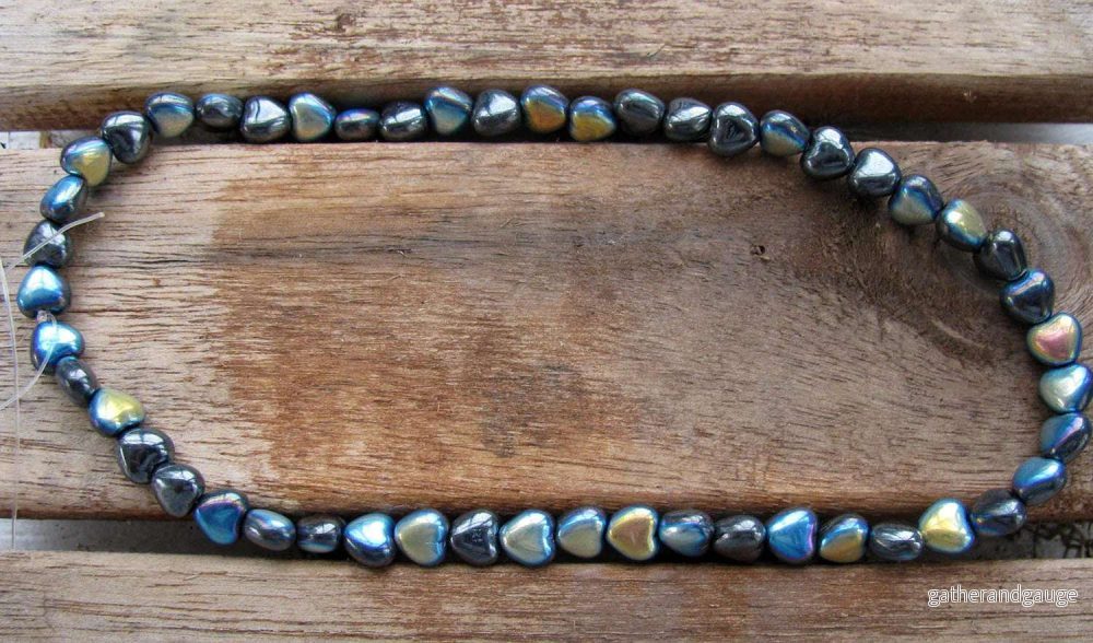 Tjeckiska Glaspärlor - Hjärtan Hematite AB 6mm 1 sträng