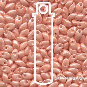 Miyuki Long Magatama – Opaque Salmon 4x7mm, 8,5 gram Miyuki Long Magatama – Opaque Salmon 4x7mm, 8,5 gram