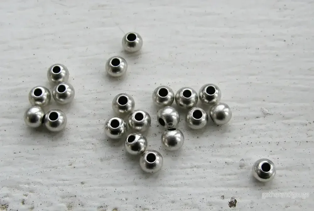 Mellandel Silverfärgad – Rund 4 mm 20-pack