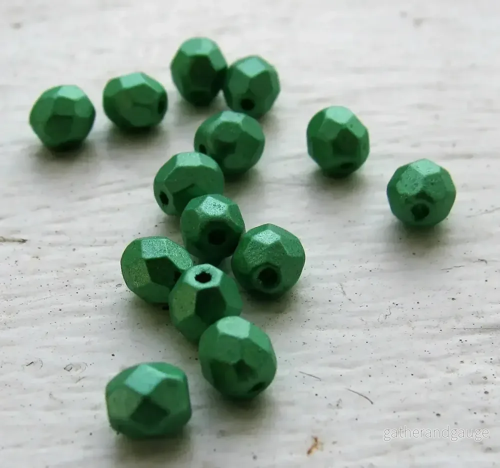 Tjeckiska Firepolish – Coated Green 4 mm, 50-pack