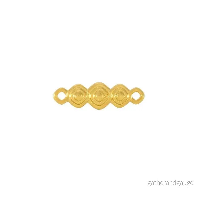 Connector 24K Guldpläterad – Tre Romber med Ränder 14x6mm 1 styck Connector 24K Guldpläterad – Tre Romber med Ränder 14x6mm 1 styck