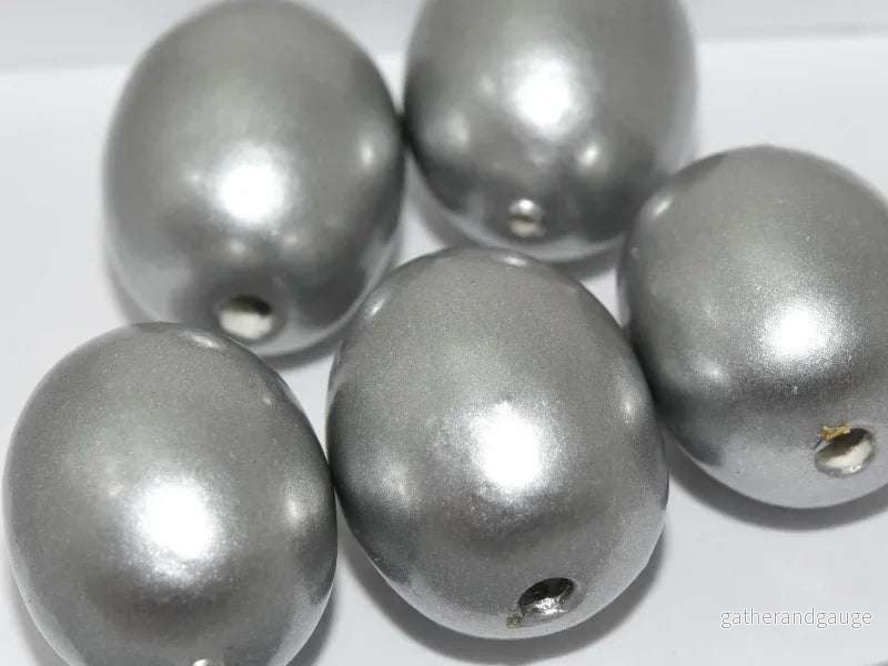 Paper Mache Beads – Silver Oval 24x18mm 1 styck Paper Mache Beads – Silver Oval 24x18mm 1 styck