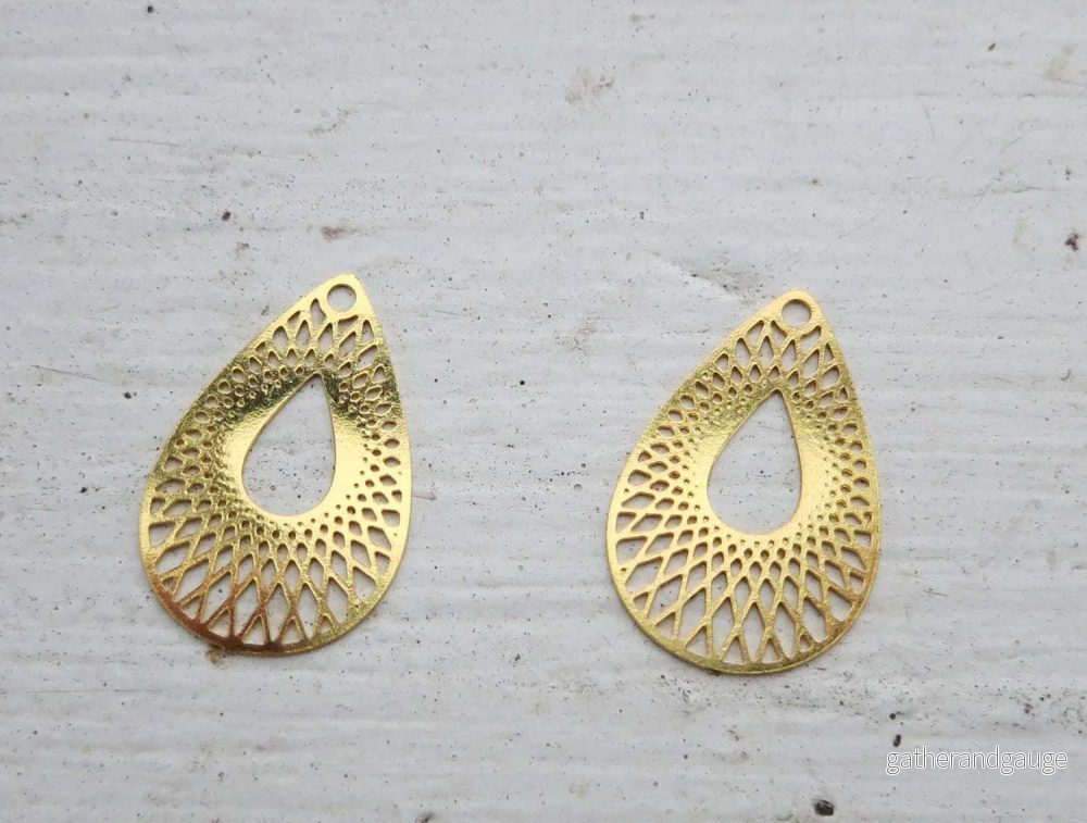 Berlock Guldfärgad - Mönstrad Droppe 20x12,5mm, 2 pack