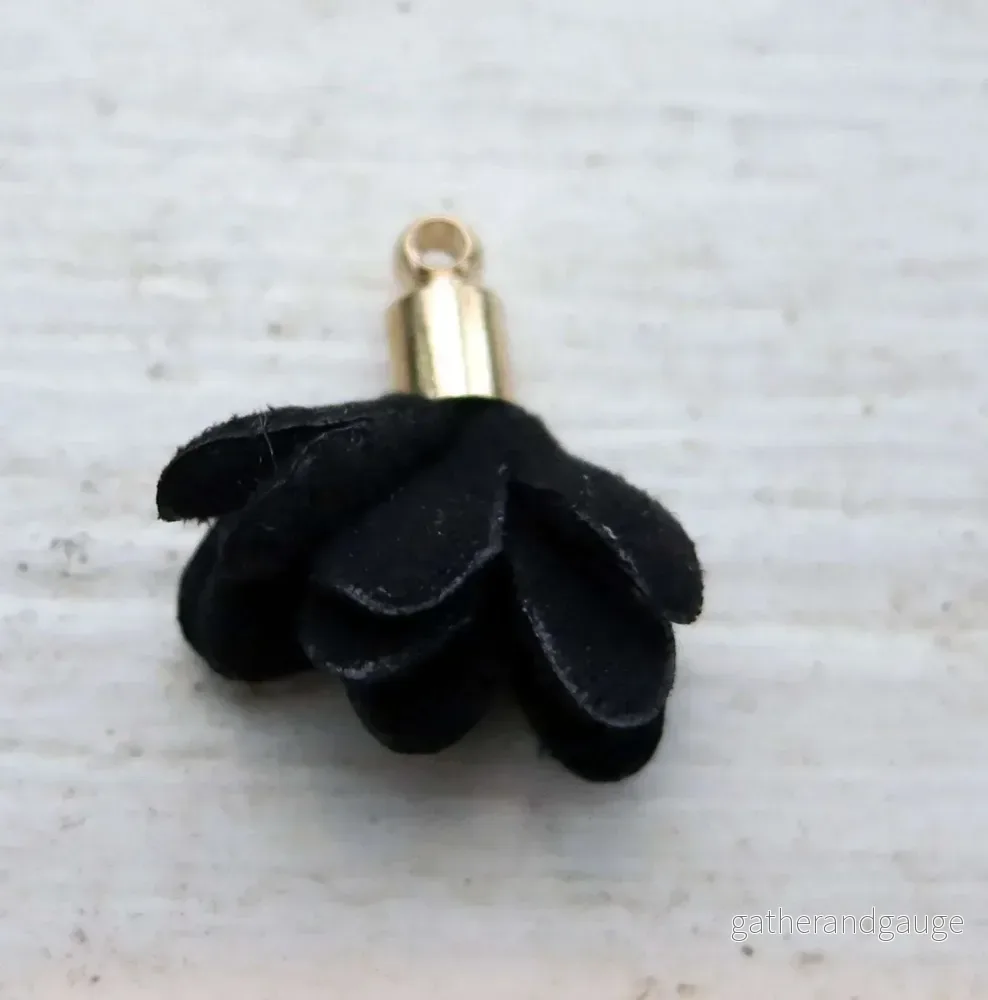 Tyg tofs – Rund Svart 10mm 1 styck Tyg tofs – Rund Svart 10mm 1 styck