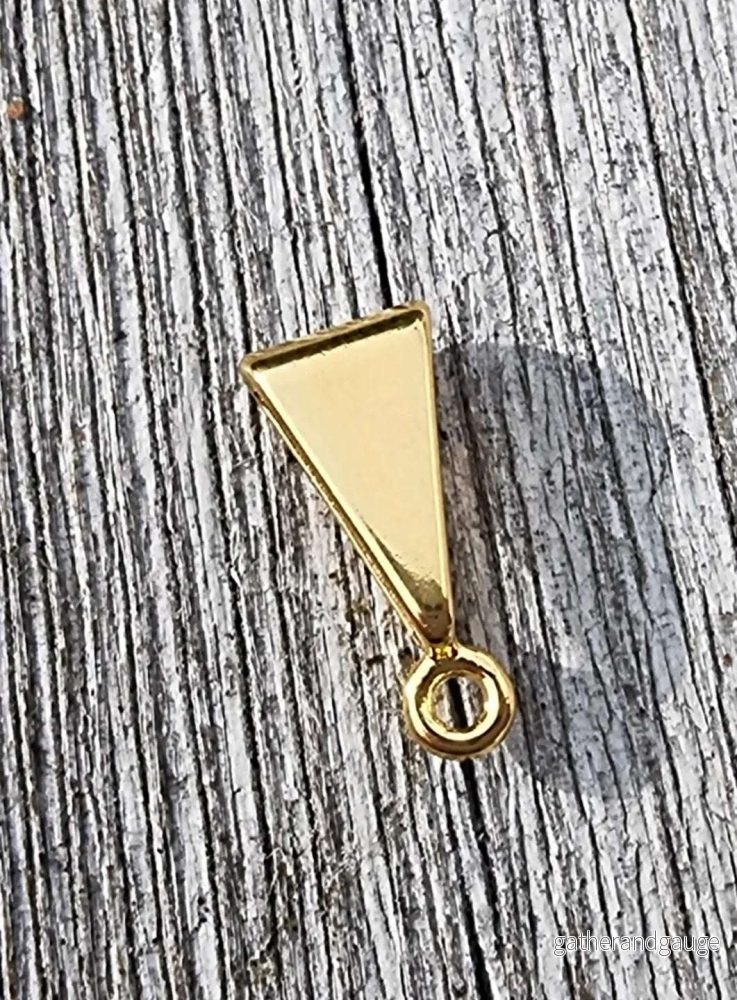 Berlockhållare 24k guldpläterad – Triangel större modell 12x7mm 1 styck