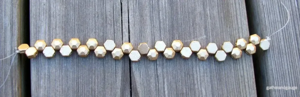 Honeycomb Jewel - Bronze Pale Gold 6mm, 1 sträng - Bild 2