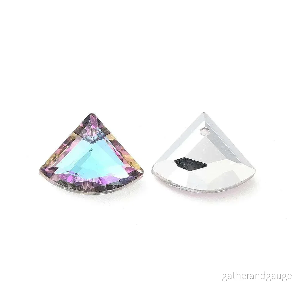 Facetterade glaspärlor – Triangel Shimmer Plum 12x15mm 1 styck