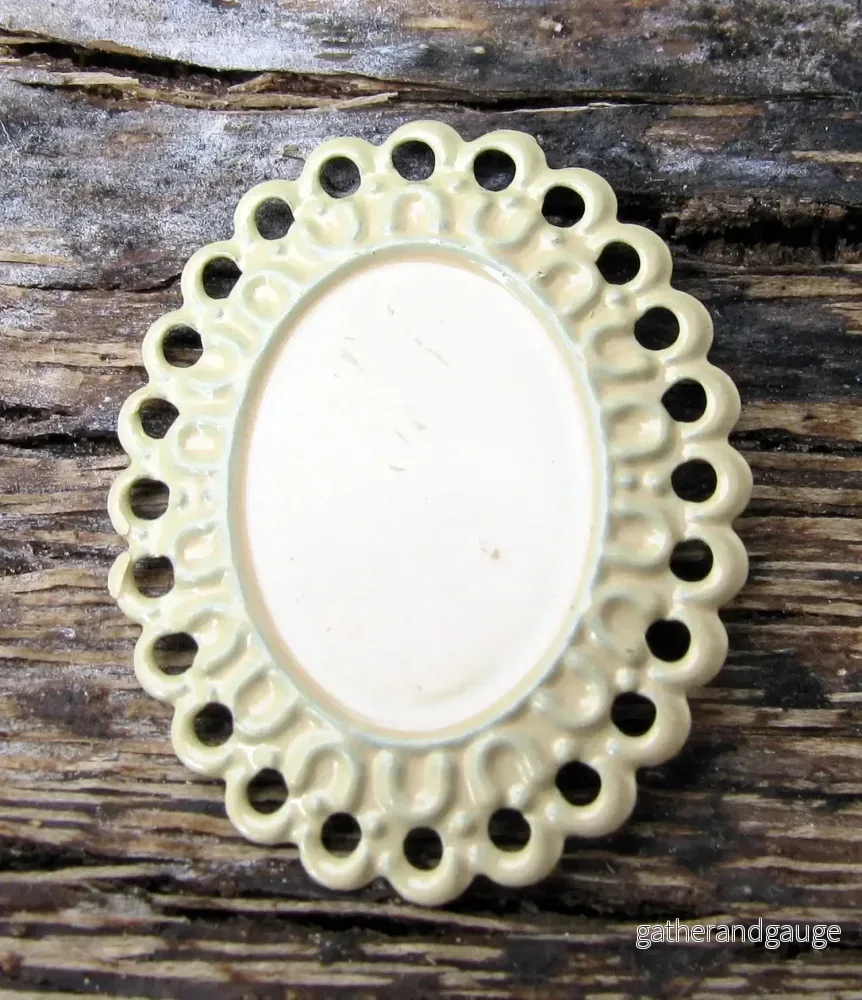 Ramberlock / connector Beige – Oval spetsram 10x11mm 1 styck
