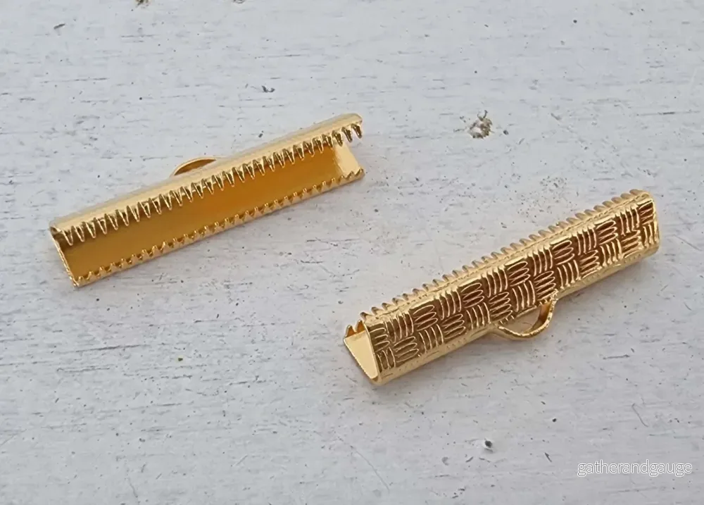 Ändfäste platta band 24k guldpläterad – Bredare modell, 25 mm, 2-pack