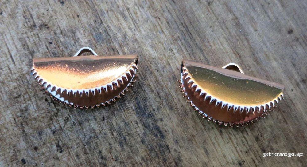 Ändfäste platta band roséguldfärgad - Rund modell med taggar, 20 mm, 2-pack