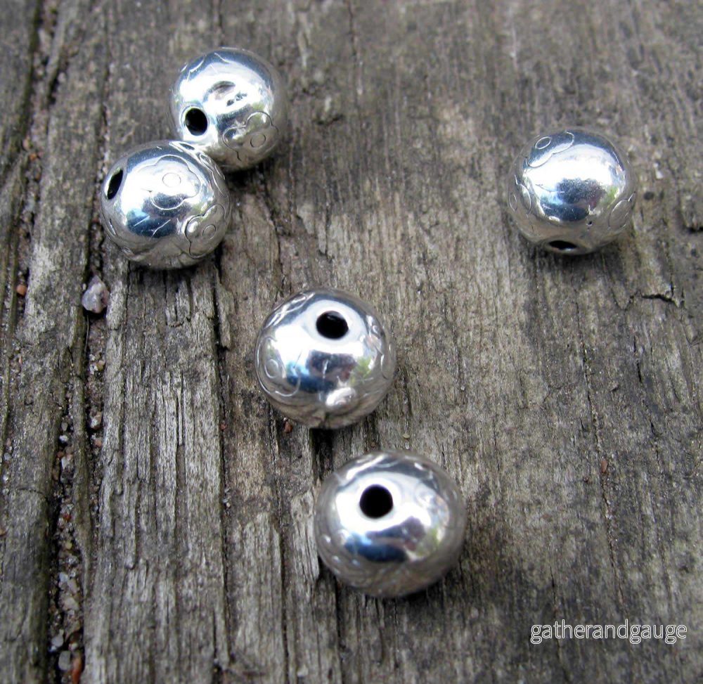Mellandel Silverfärgad – Rund med Blommönster, 8 mm, 5-pack