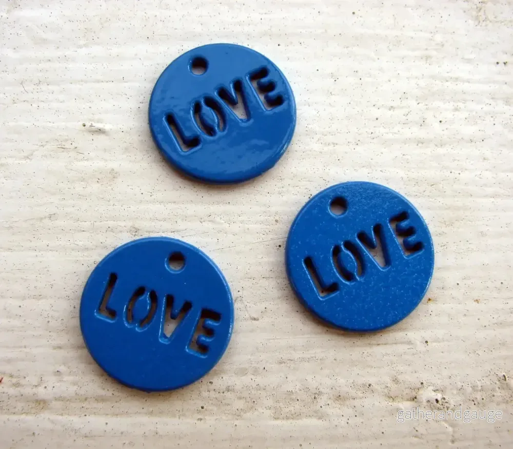 Berlock Blå Metall - Rund LOVE, 14mm, 3-pack
