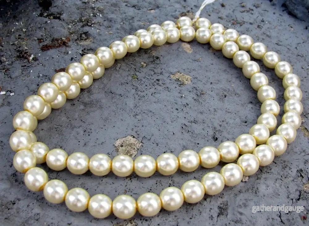Tjeckiska vaxade glaspärlor - Cream 8mm, 1 sträng