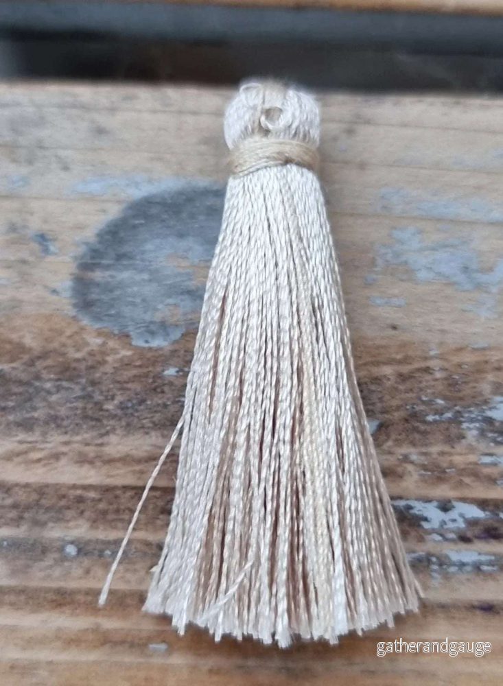 Hänge tassel polyester - Beige 35mm 1 styck