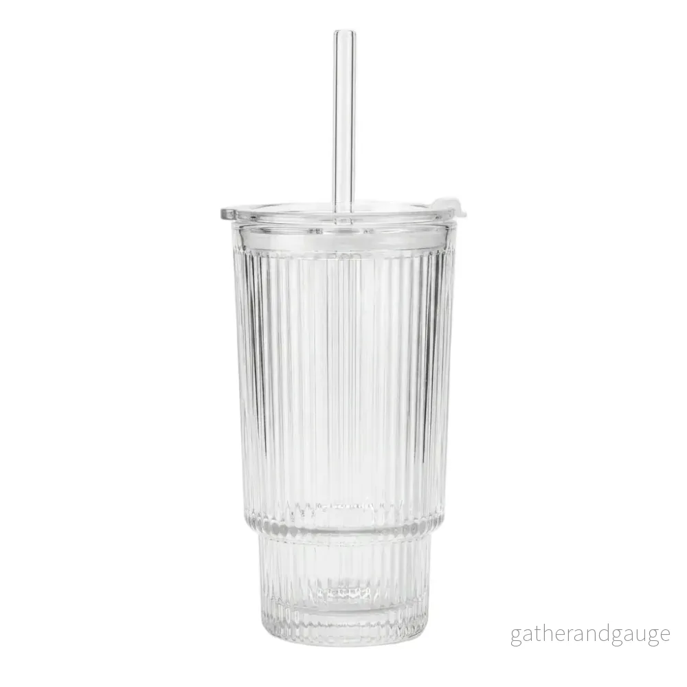 Glas med lock och sugrör