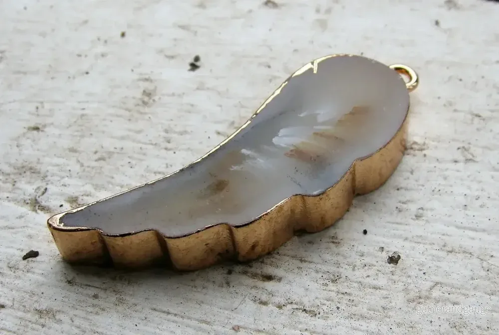 Hänge Imiterad Agat - Vinge Vit/Guld 45x17 mm 1 styck