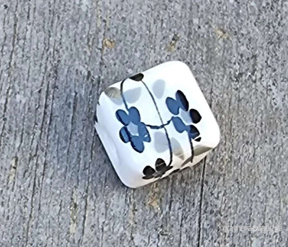 Porslinspärla Kub – Vit med Svarta blommor 10mm 1 styck