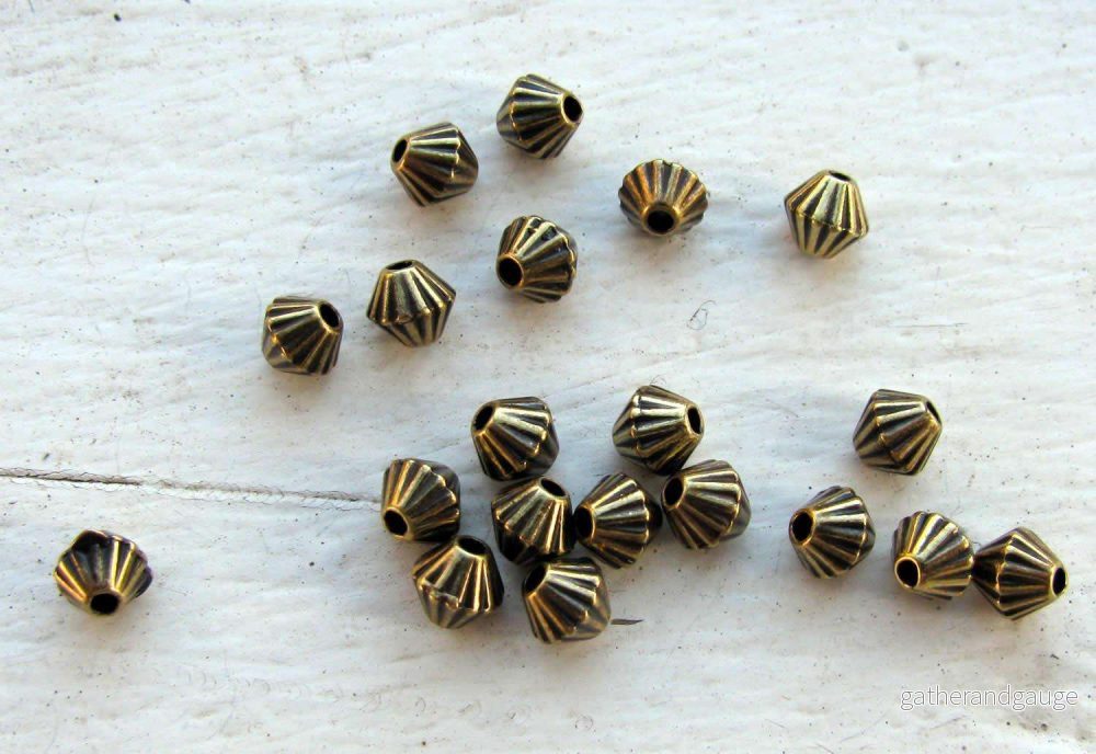 Mellandel Bronsfärgad – Liten Randig Bicone, 4,7×4,3 mm, 20-pack