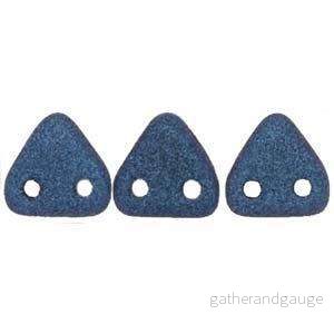 CzechMates Triangle Bead - Två Hål, Metallic Suede Blue 6mm, 10 gram - Bild 2